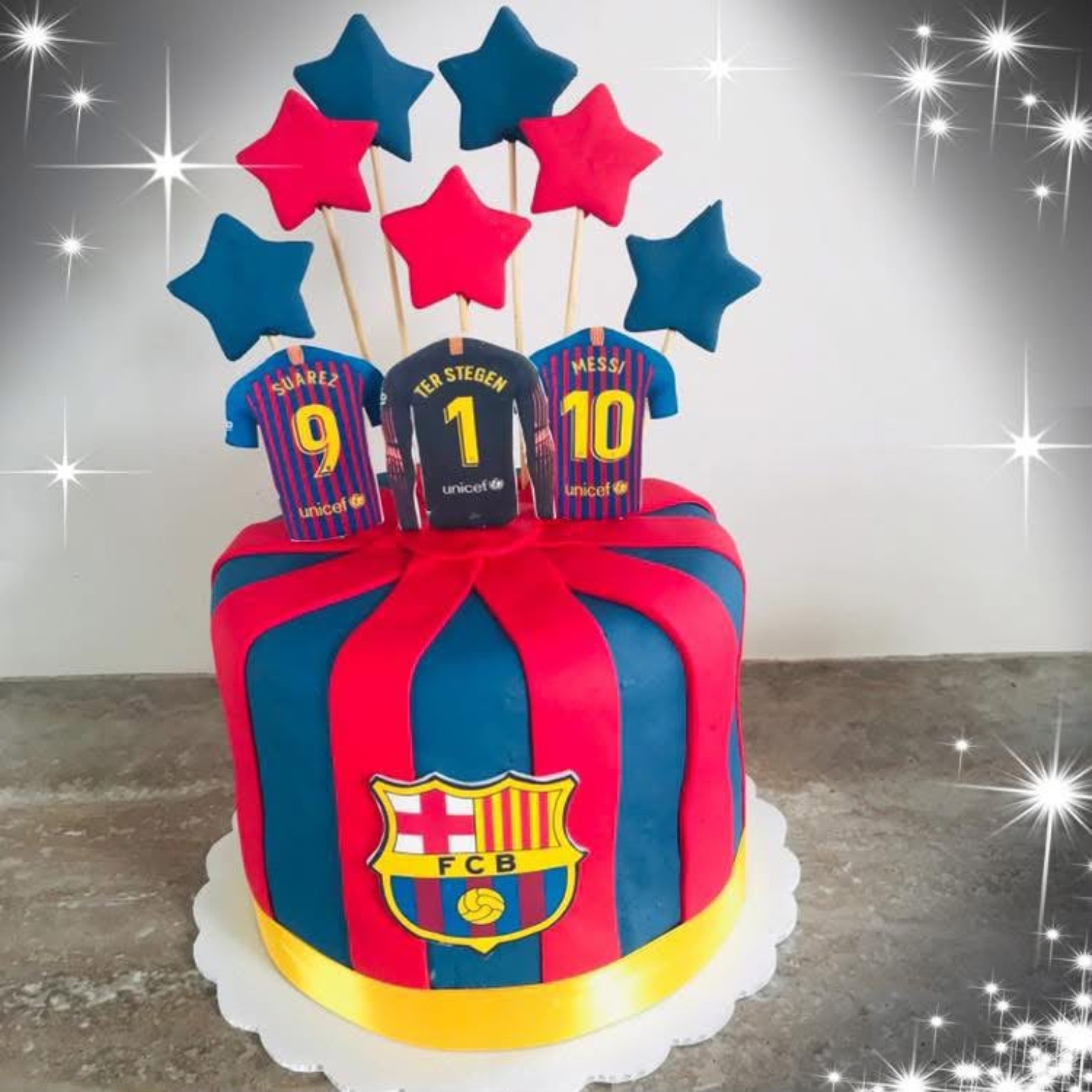 Queque personalizado con temática de fútbol y colores azul y rojo