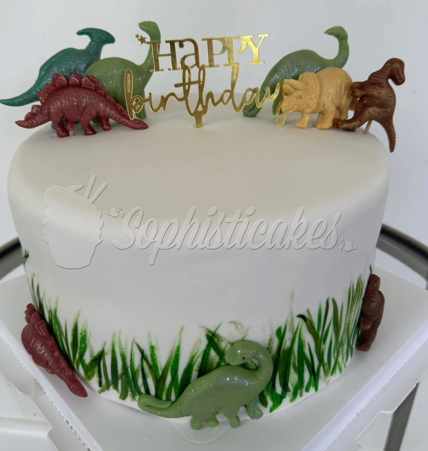 Queque personalizado con dinosaurios y topper de cumpleaños